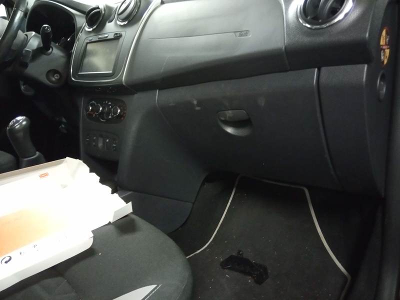 Changement du filtre à air de l'habitacle d'une Dacia Sandero Stepway