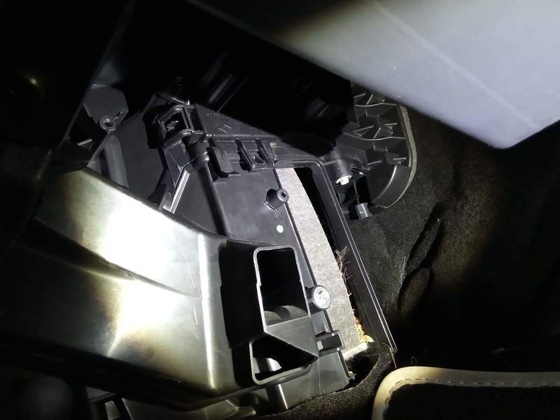 Changement du filtre à air de l'habitacle d'une Dacia Sandero Stepway