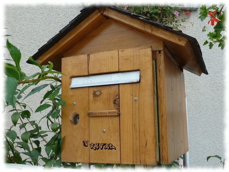 habillage en bois pour une boîte aux lettres